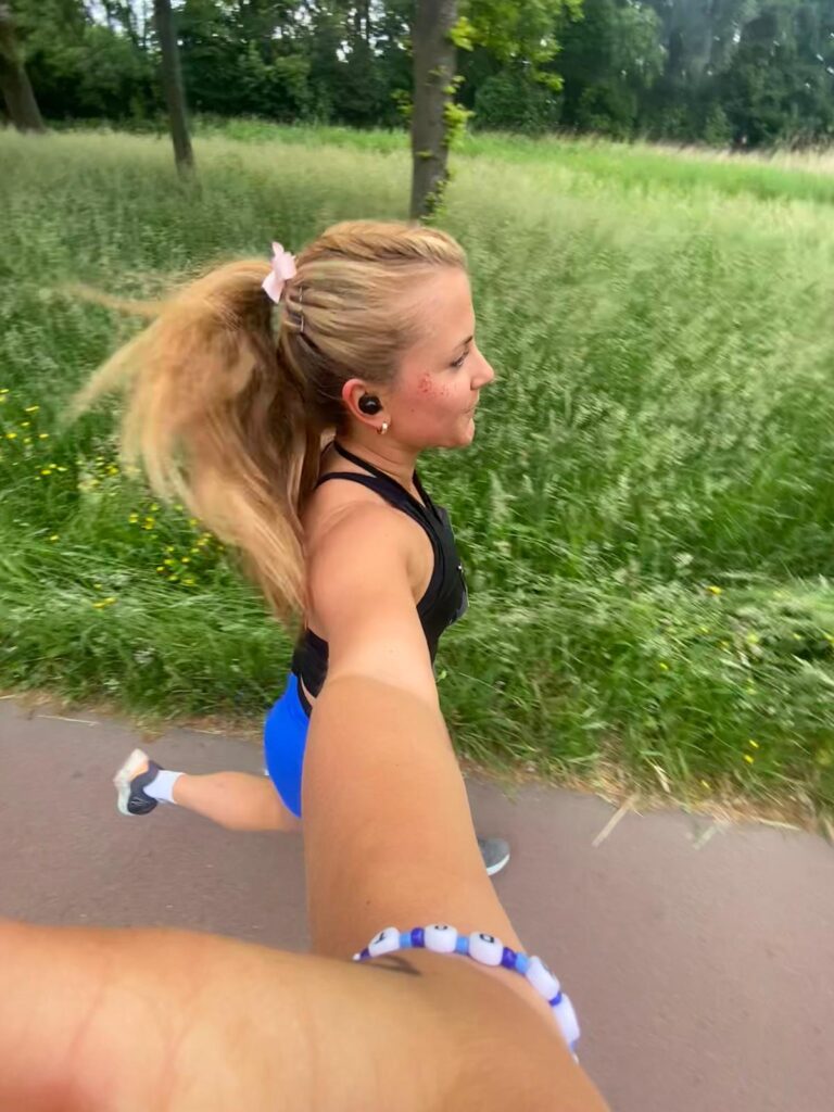 Selfie einer Läuferin im Sommer.