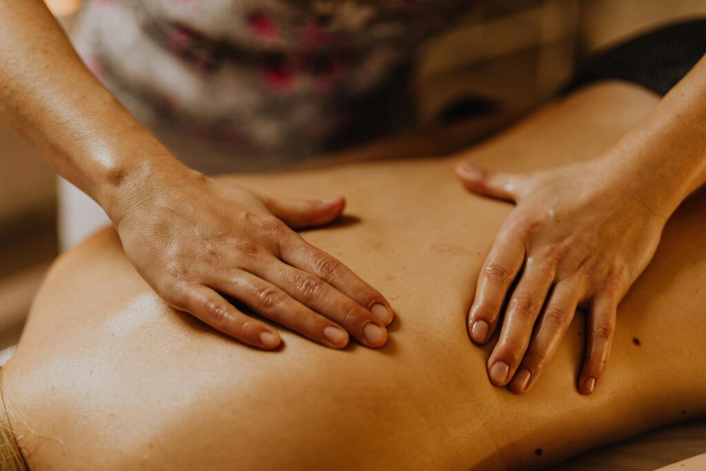 Wohltuende Ayurveda Rückenmassage in meiner Praxis in Monschau.