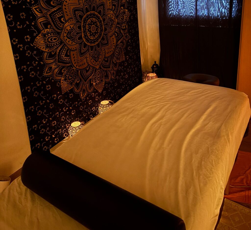 Massageliege in einem kleinen Zimmer mit angenehmer Stimmung und Bild