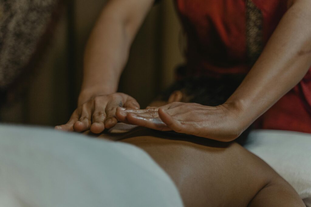 Rückenmassage Experience ultimate relaxation with this soothing massage therapy session.